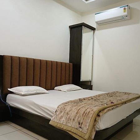 Hotel Jyoti Shree 우자인 외부 사진