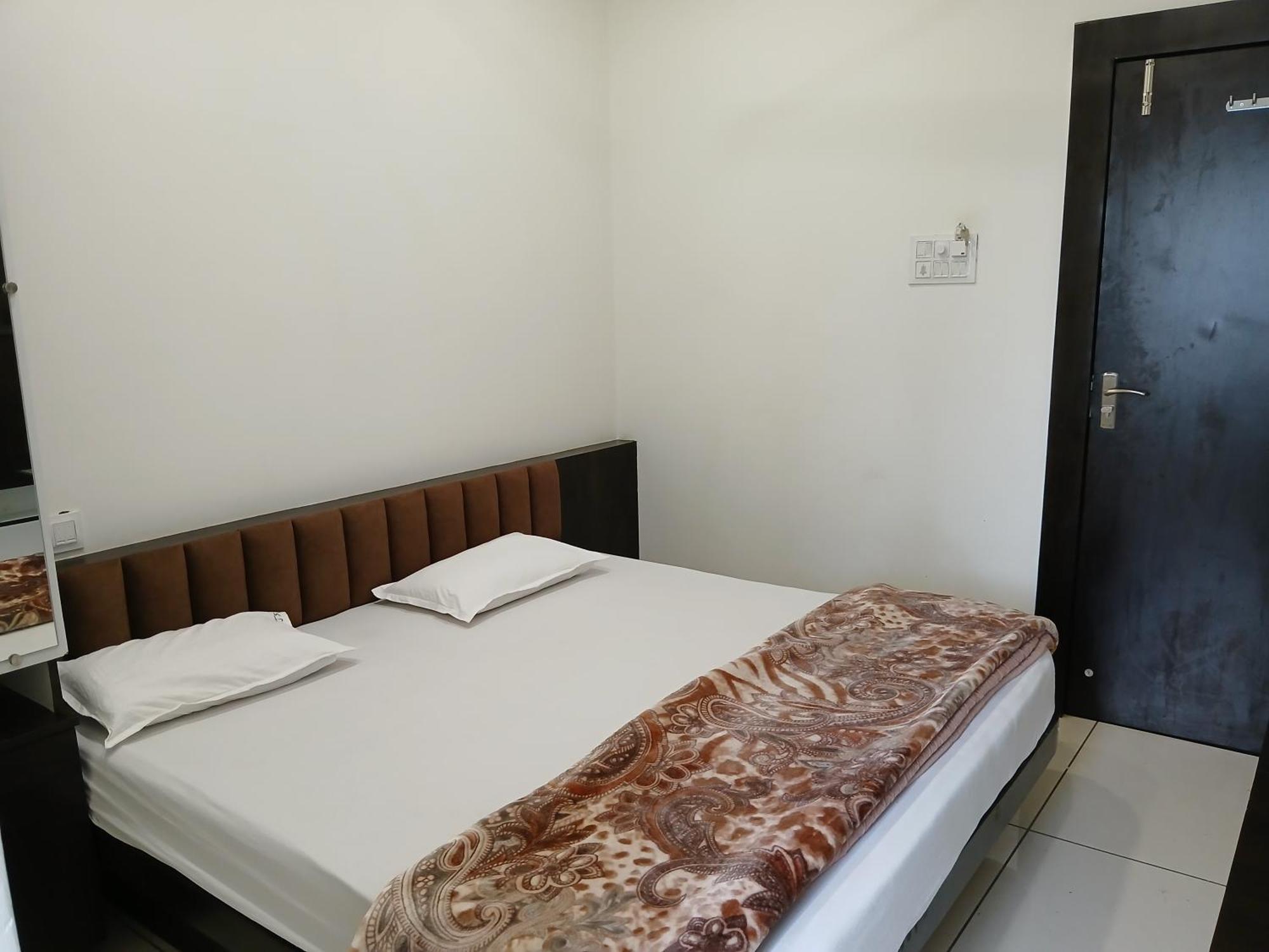 Hotel Jyoti Shree 우자인 외부 사진