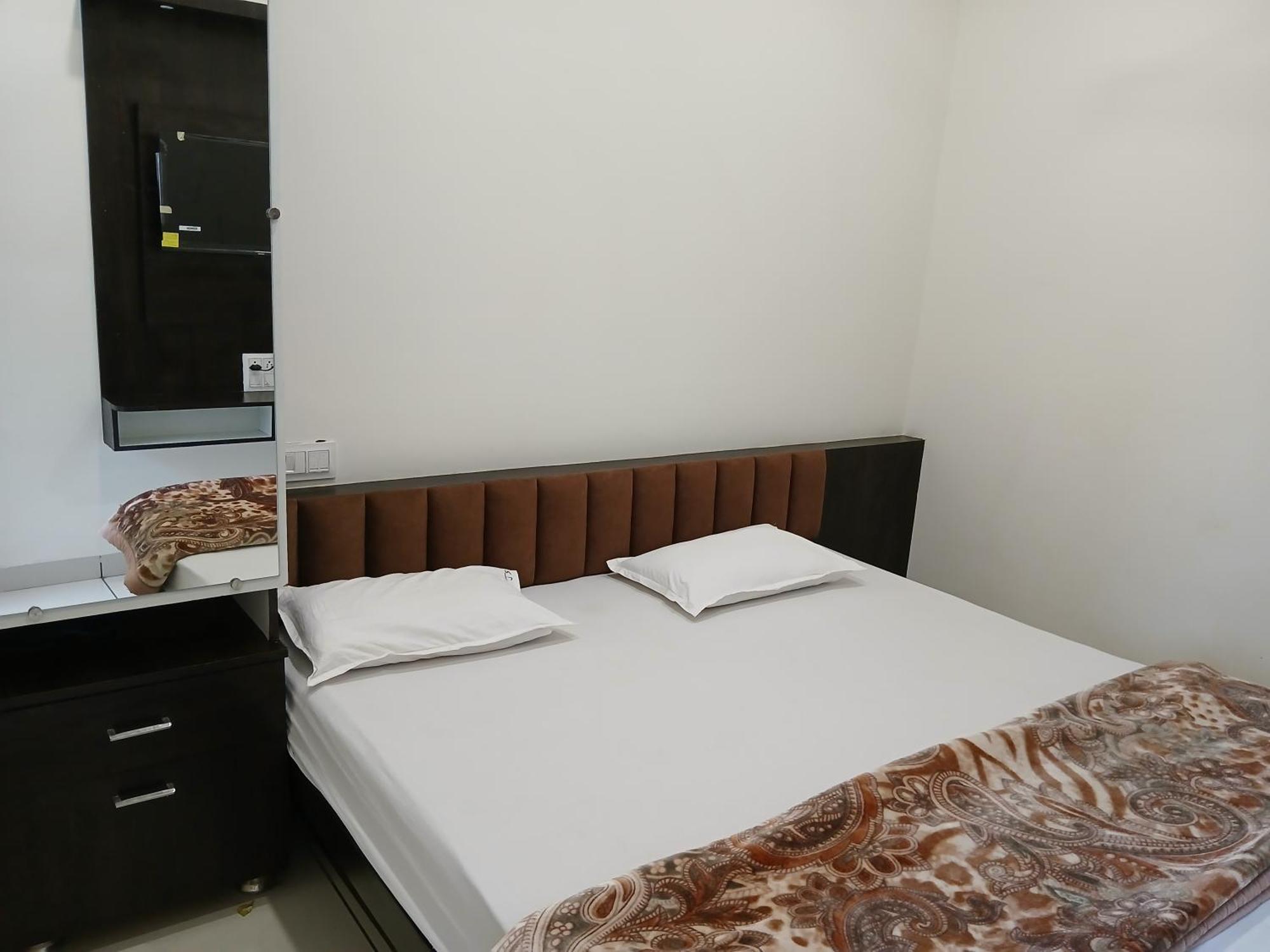 Hotel Jyoti Shree 우자인 외부 사진