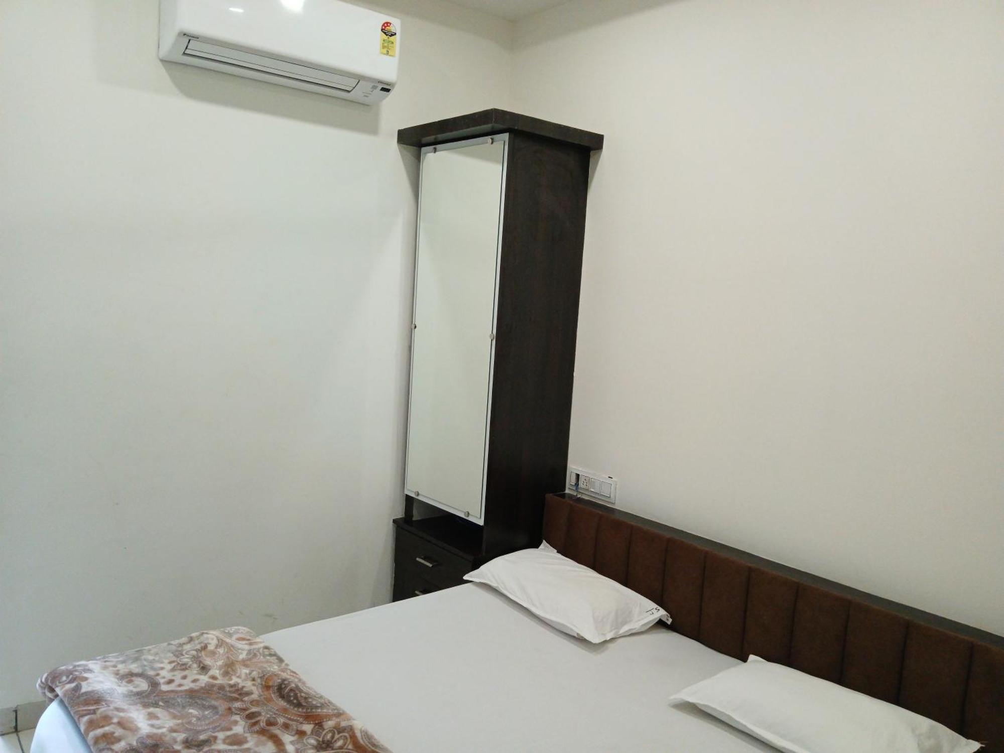 Hotel Jyoti Shree 우자인 외부 사진